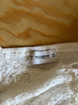 Top de mujer blanco de la marca Pull and Bear S