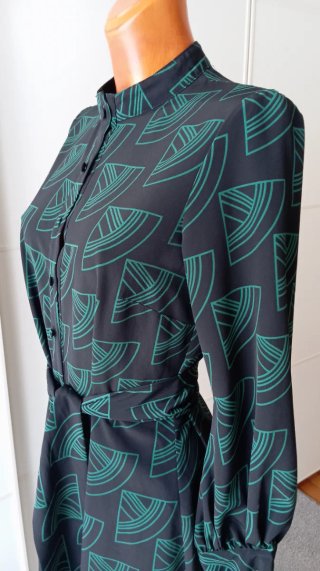 Mono corto negro con estampado verde de H&M. T 38.
