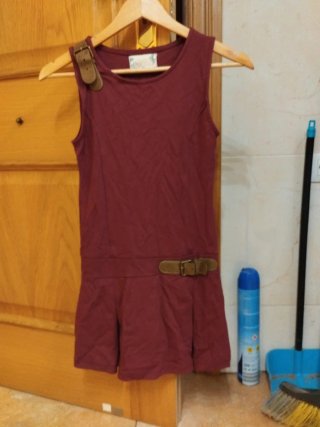 Vestido vino con cinturón y falda plisada