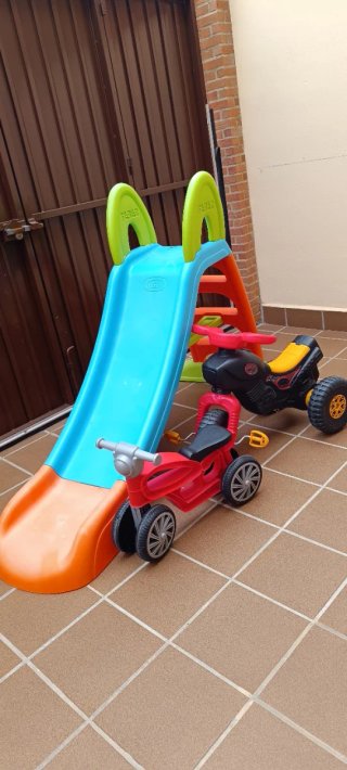 Todo por 50 euros,tobogán infantil y moto de jugue