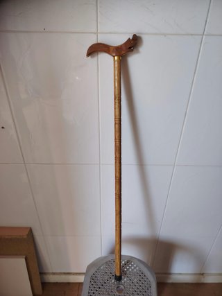 Bastón de madera con mango de diseño