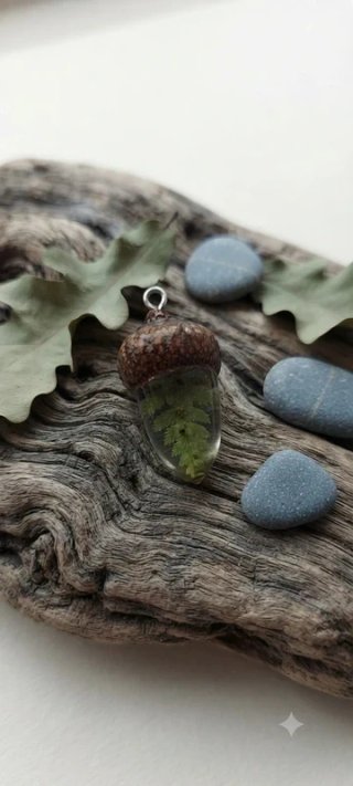Colgante Bellota Artesanal con Hoja de Helecho