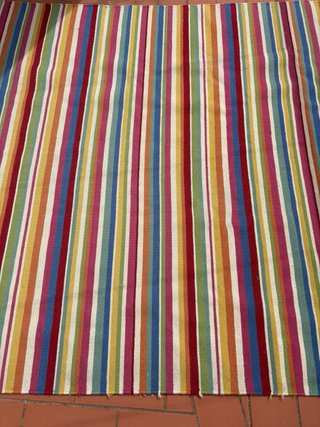 Alfombra multicolor a rayas