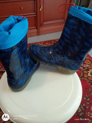 Botas de agua niño azul y multicolor