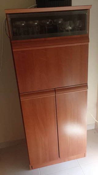 Mueble vitrina de madera y cristal