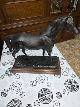 Figura caballo bronce, peana roble grande 12k