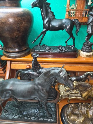 Figura caballo bronce, peana roble grande 12k