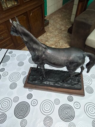 Figura caballo bronce, peana roble grande 12k