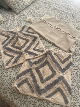Fundas de cojín beige y gris con flecos
