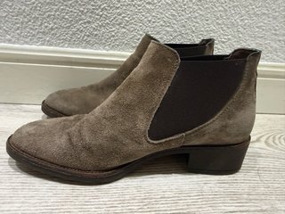 Botines de ante marrones