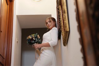 Vestido de novia precioso con cola y velo