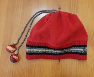Gorro Salomon rojo con pompones