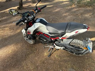 Benelli TNT 125 Tornado Roja y Blanca