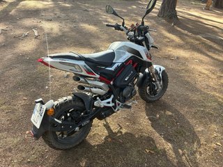 Benelli TNT 125 Tornado Roja y Blanca