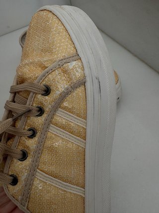 Zapatillas doradas con cordones