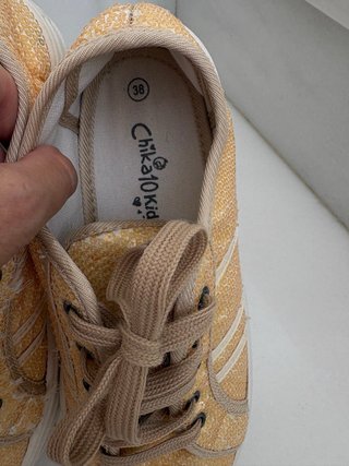 Zapatillas doradas con cordones