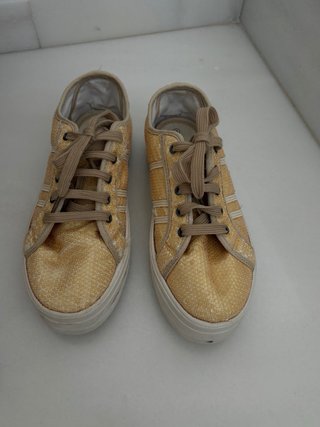 Zapatillas doradas con cordones