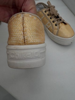 Zapatillas doradas con cordones