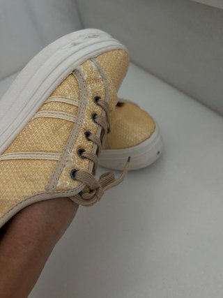 Zapatillas doradas con cordones