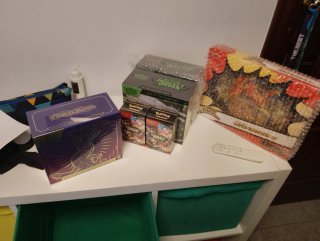 Lote di scatole Pokémon Scarlatto e Porpora