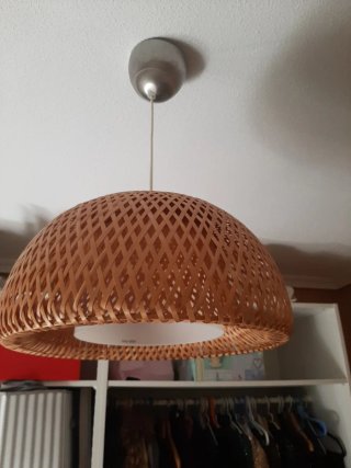 Lámpara de bambú tejida