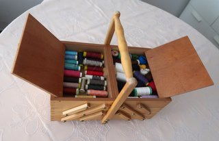 Costurero de madera + contenido completo