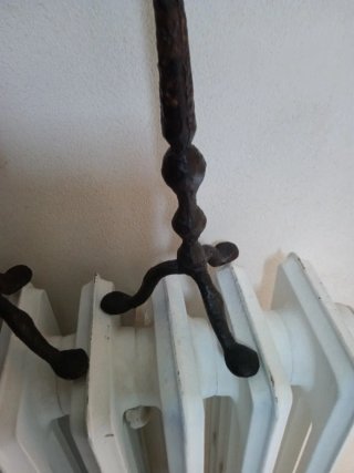 Tris candelabri antichi in metallo