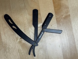 Navaja de barbero negra.