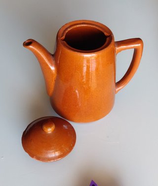 Cafetera de barro vintage