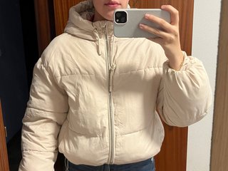 Plumífero acolchado blanco Bershka con capucha.
