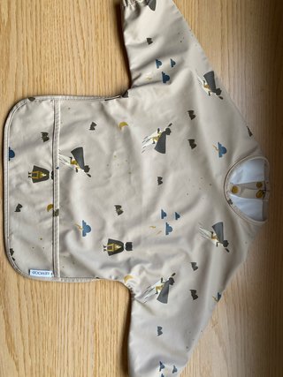 Babero impermeable Liewood con mangas
