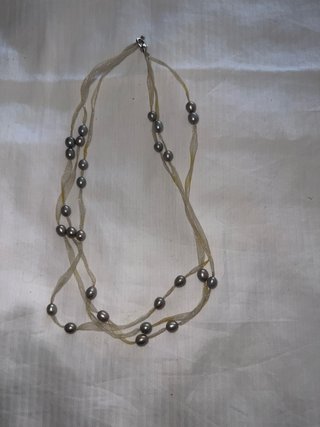 Collar de perlas grises y plateadas