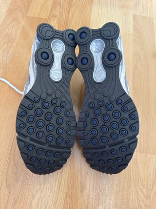 Zapatillas Nike Shox plateadas y blancas