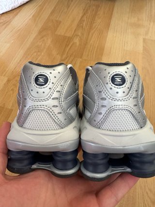 Zapatillas Nike Shox plateadas y blancas