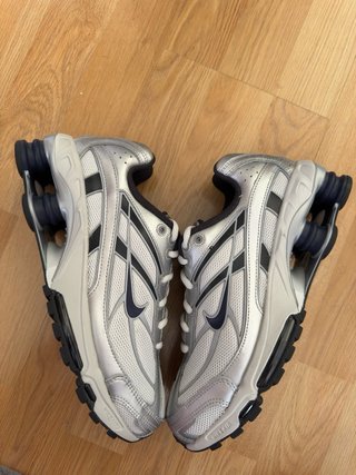 Zapatillas Nike Shox plateadas y blancas