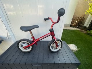 Bicicleta de equilibrio roja para niños chico