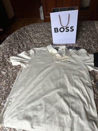 2 polos BOSS beige y negro