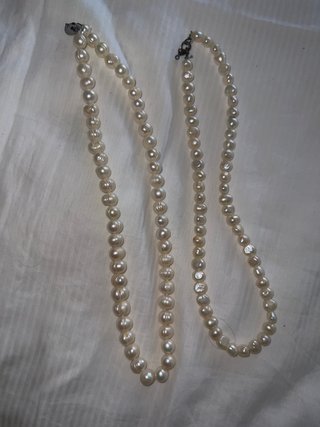 Collar de perlas blancas y plateadas