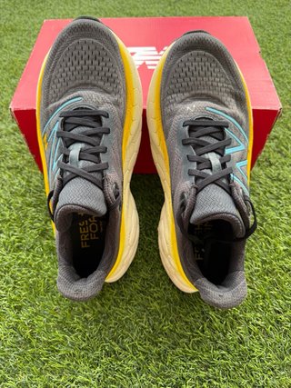 New Balance FreshFoam X More V4 Gris/Amarillo