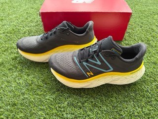 New Balance FreshFoam X More V4 Gris/Amarillo