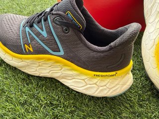 New Balance FreshFoam X More V4 Gris/Amarillo