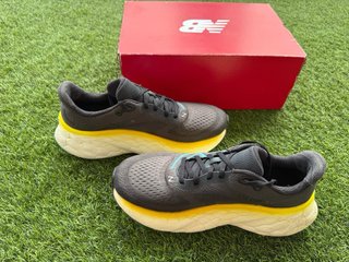 New Balance FreshFoam X More V4 Gris/Amarillo
