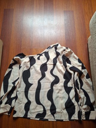 Blusa Beige y Negra Hombro Descubierto Talla L