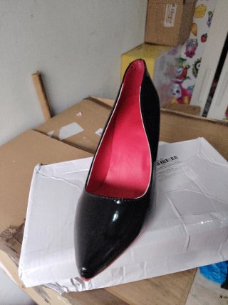 Zapato de tacón negro charol