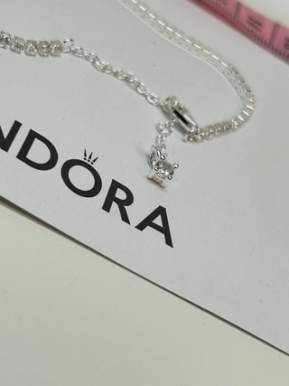 Pulsera Pandora con circonitas y dije fucsia