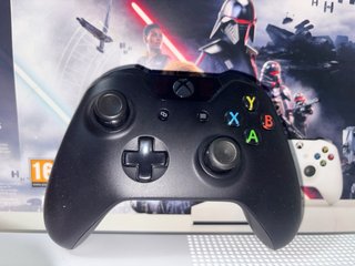 Xbox One S 1TB + Controller