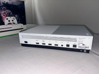 Xbox One S 1TB + Controller