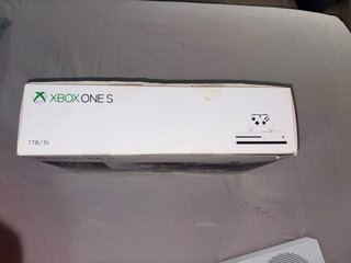 Xbox One S 1TB + Controller
