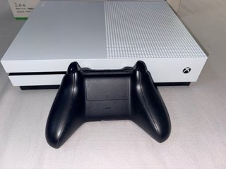 Xbox One S 1TB + Controller