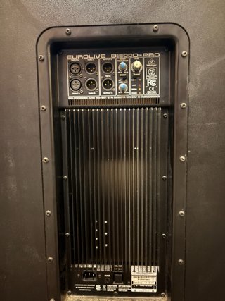 Equipo de sonido con 2 altavoces, subwofer y etapa